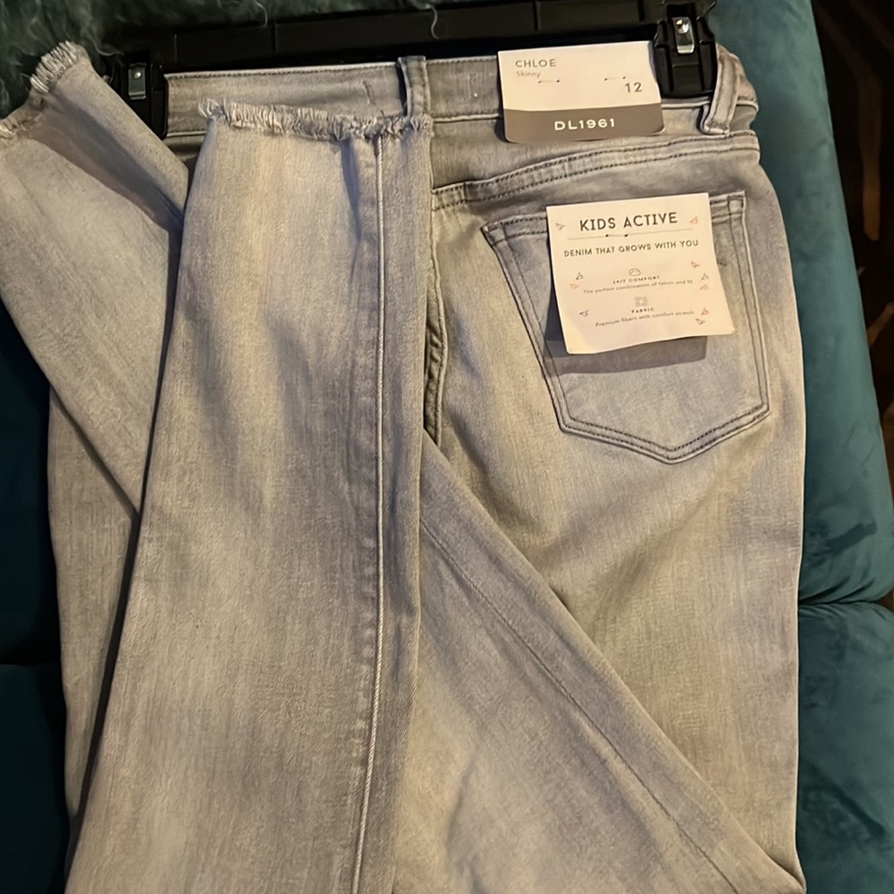 - DL1961 NWT Chloe Skinny jeans. Size 12 girls. Light gray. - Picture 3 of 4